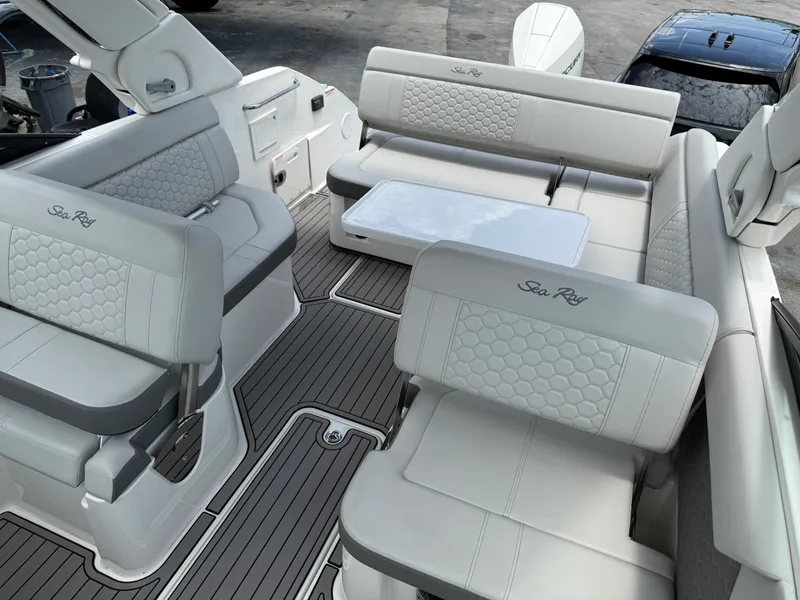Slide: The Image of Sea Ray SDX 250 Outboard 2024 - 15
