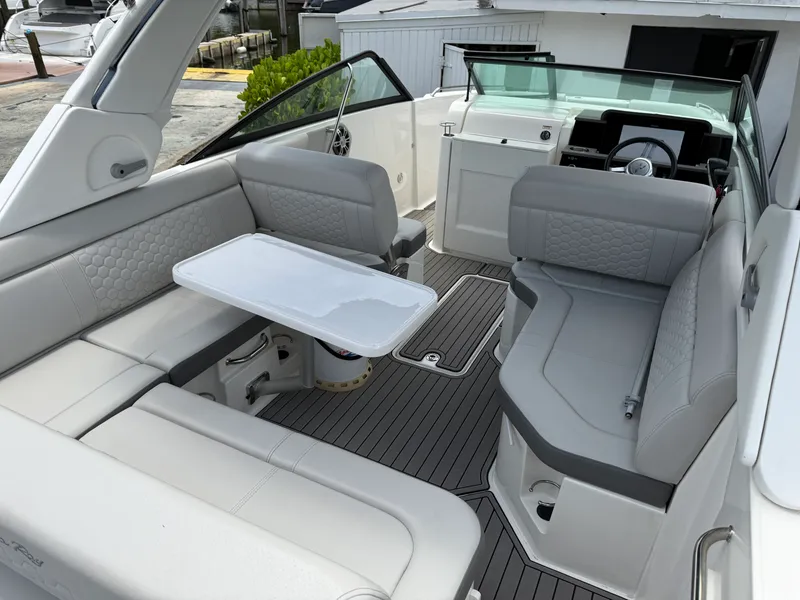 Slide: The Image of Sea Ray SDX 250 Outboard 2024 - 12