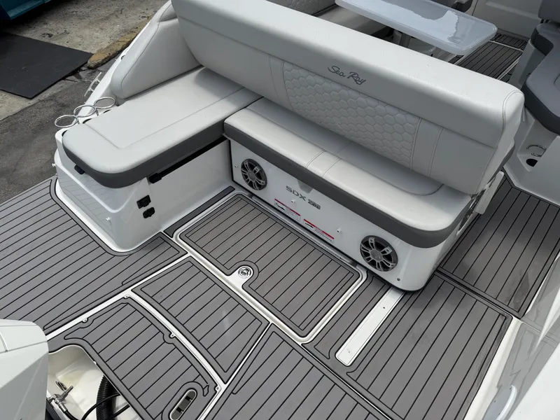 Slide: The Image of Sea Ray SDX 250 Outboard 2024 - 10