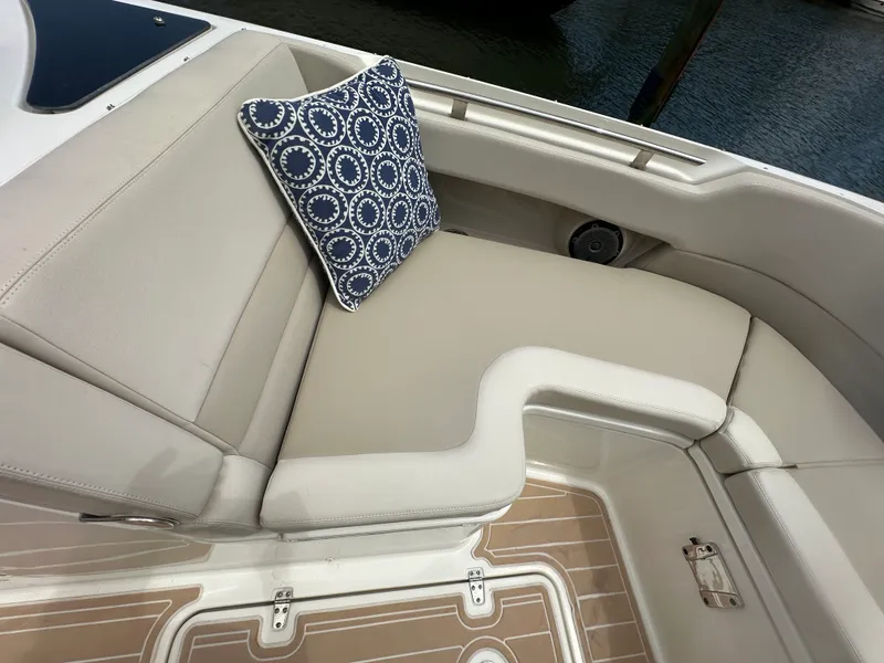 Slide: The Image of Boston Whaler 320 VANTAGE 2017 - 10