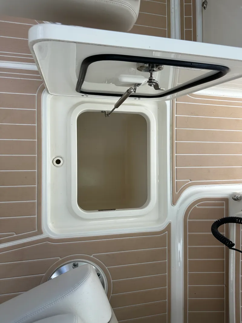 Slide: The Image of Boston Whaler 320 VANTAGE 2017 - 14
