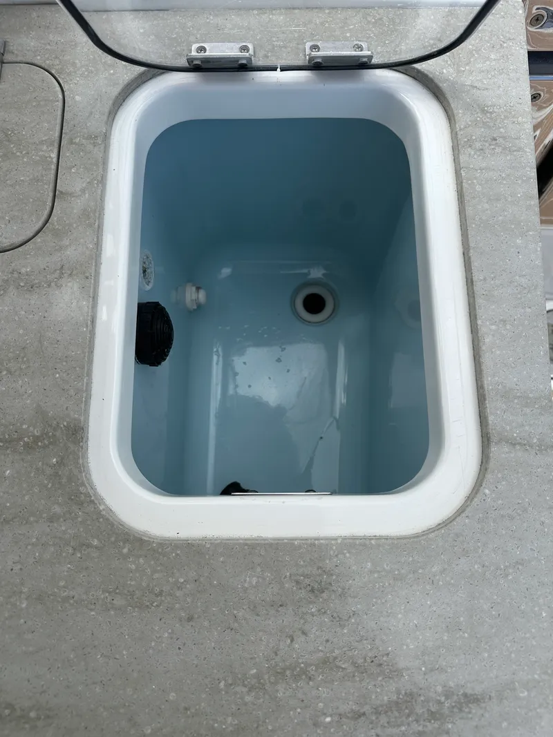 Slide: The Image of Boston Whaler 320 VANTAGE 2017 - 15