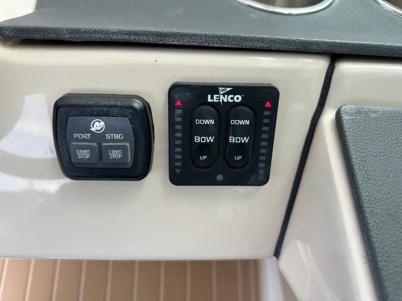 Slide: The Image of Boston Whaler 320 VANTAGE 2017 - 17
