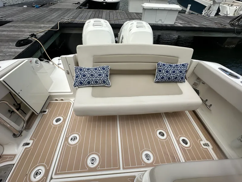 Slide: The Image of Boston Whaler 320 VANTAGE 2017 - 2