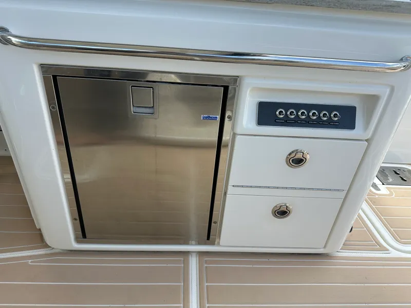 Slide: The Image of Boston Whaler 320 VANTAGE 2017 - 22