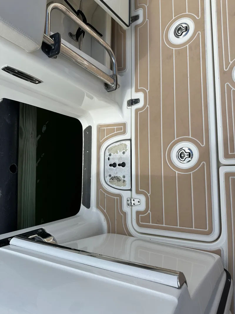 Slide: The Image of Boston Whaler 320 VANTAGE 2017 - 23