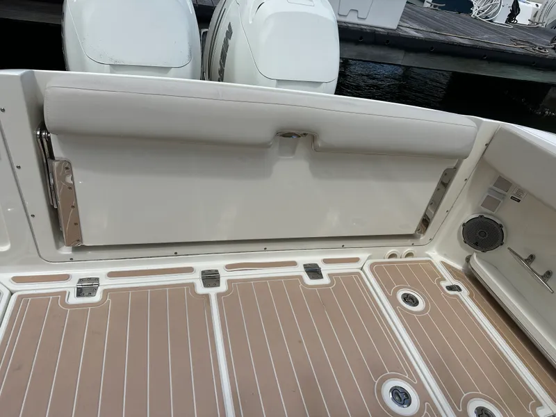 Slide: The Image of Boston Whaler 320 VANTAGE 2017 - 24