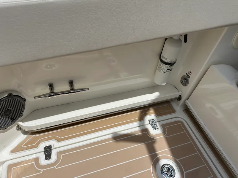 Slide: The Image of Boston Whaler 320 VANTAGE 2017 - 25