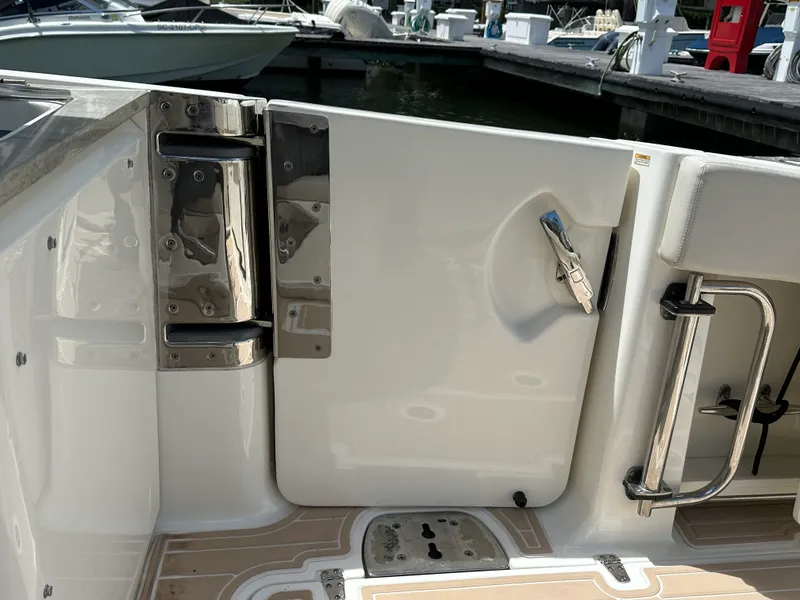 Slide: The Image of Boston Whaler 320 VANTAGE 2017 - 28