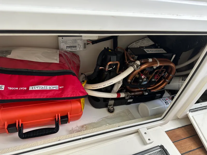 Slide: The Image of Boston Whaler 320 VANTAGE 2017 - 31