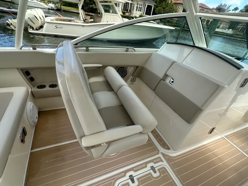 Slide: The Image of Boston Whaler 320 VANTAGE 2017 - 5