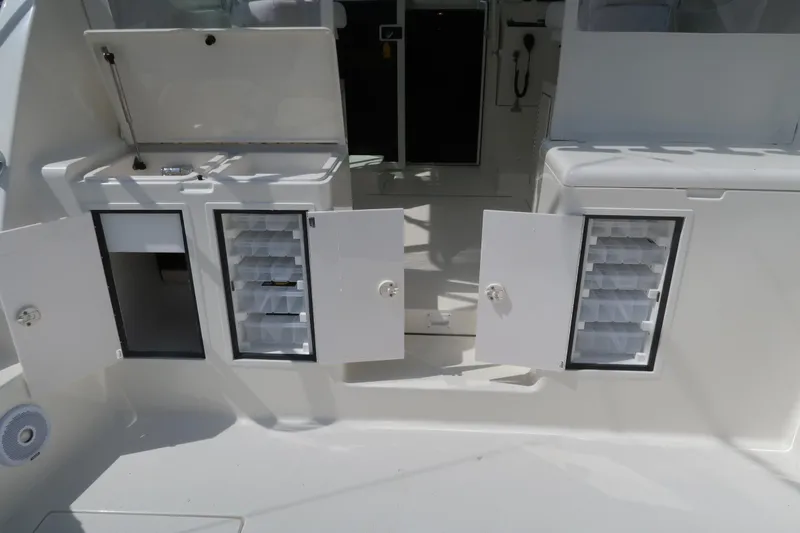 Slide: The Image of Henriques 30' Express 2025 model with open storage compartments and tackle boxes. - 10