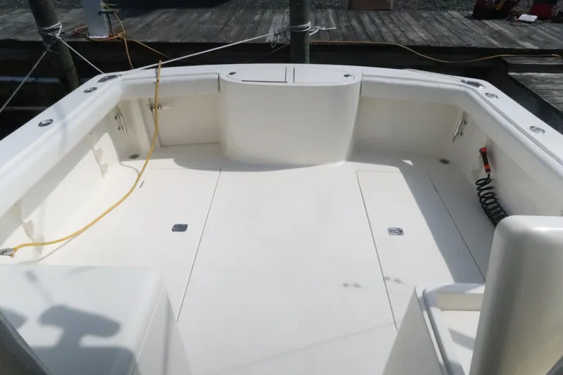 Slide: The Image of Henriques 30' Express 2025 boat deck with clean, spacious layout. - 9