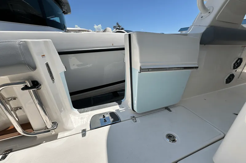 Slide: The Image of Boston Whaler 350 Realm 2025 - 10
