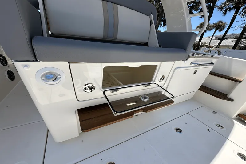 Slide: The Image of Boston Whaler 350 Realm 2025 - 15
