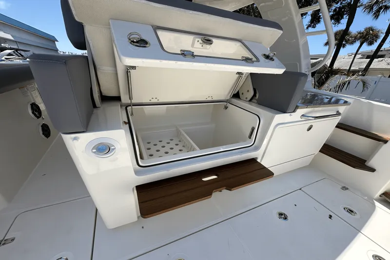 Slide: The Image of Boston Whaler 350 Realm 2025 - 16