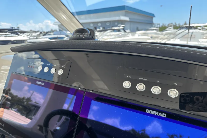 Slide: The Image of Boston Whaler 350 Realm 2025 - 24