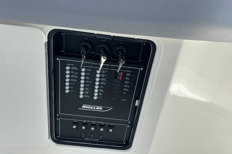 Slide: The Image of Boston Whaler 350 Realm 2025 - 30