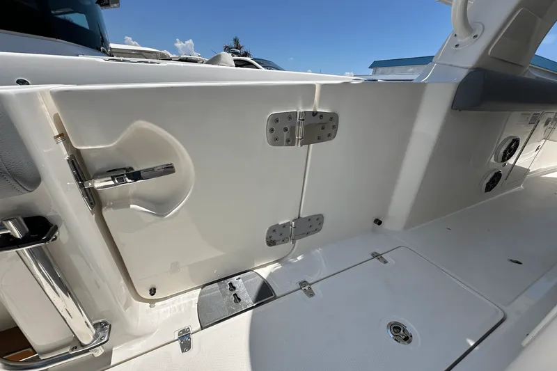 Slide: The Image of Boston Whaler 350 Realm 2025 - 9