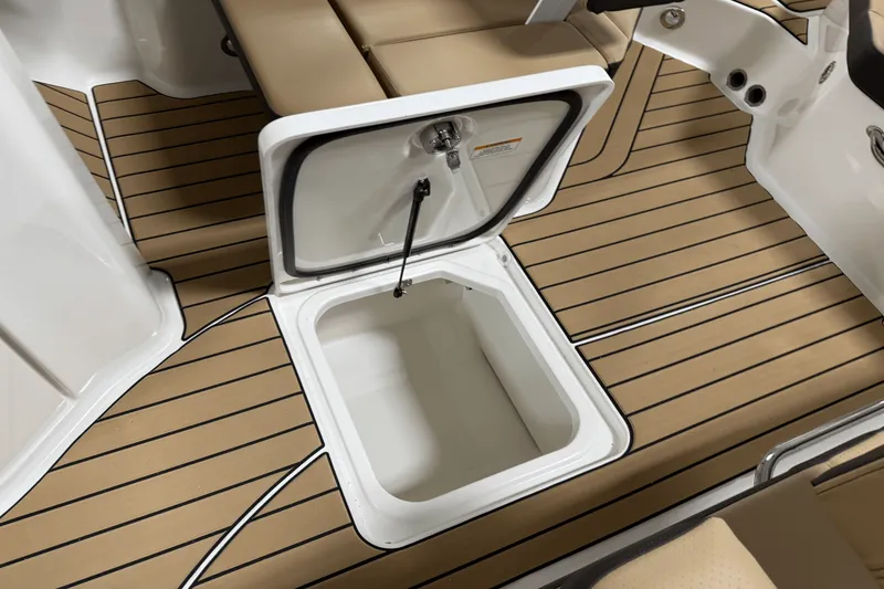 Slide: The Image of Sea Ray SDX 230 Outboard 2026 - 41