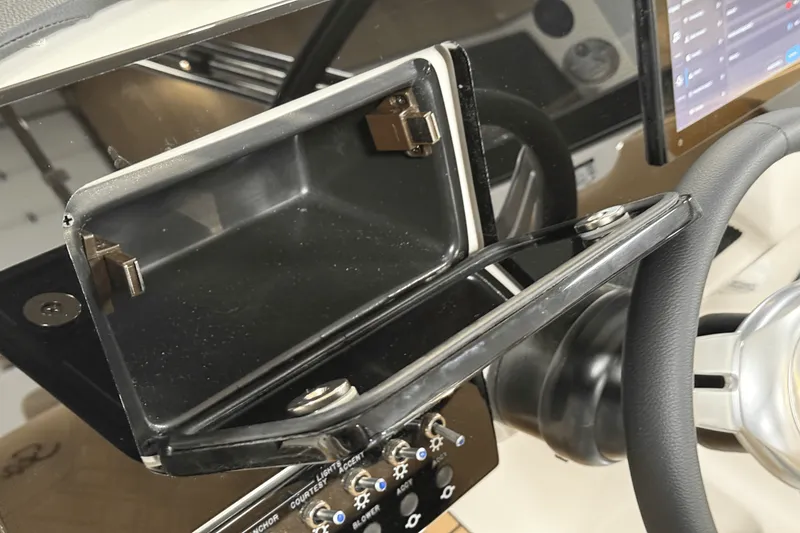 Slide: The Image of Sea Ray SDX 230 Outboard 2026 - 54