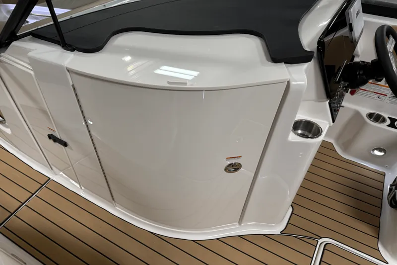 Slide: The Image of Sea Ray SDX 230 Outboard 2026 - 58