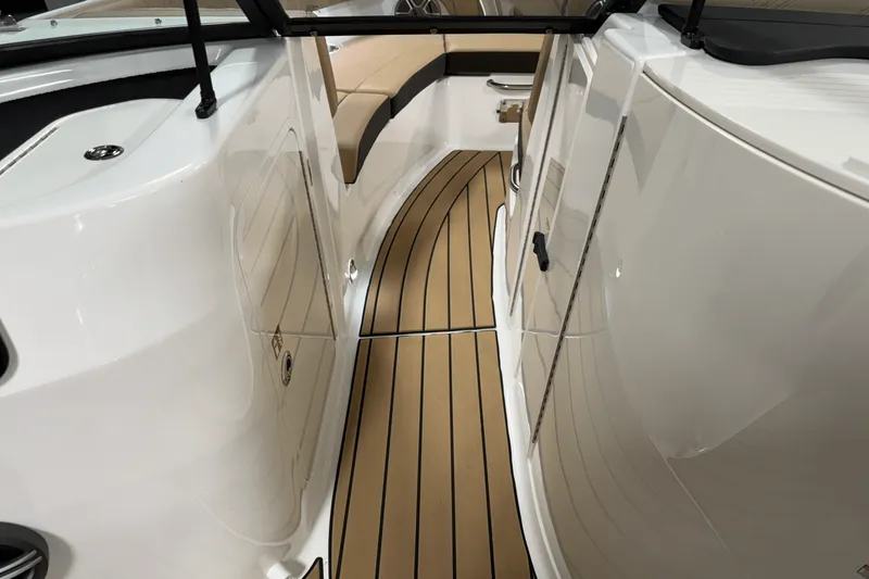 Slide: The Image of Sea Ray SDX 230 Outboard 2026 - 68