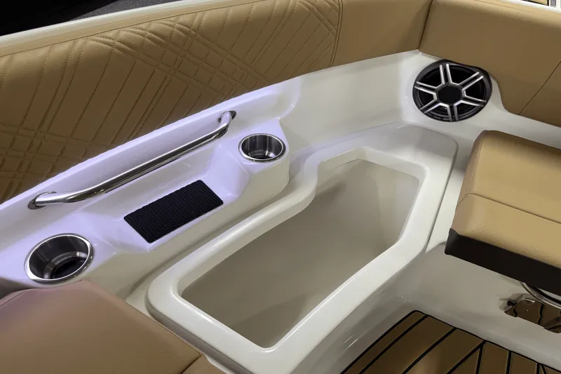 Slide: The Image of Sea Ray SDX 230 Outboard 2026 - 81