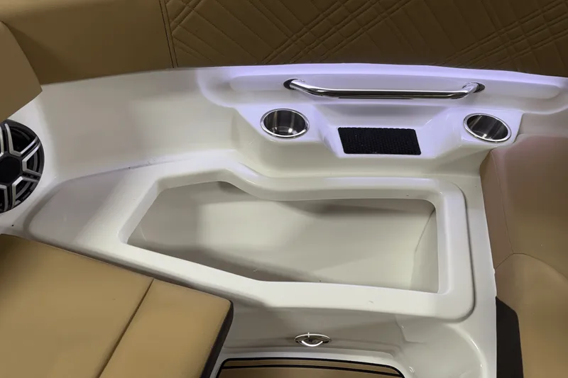 Slide: The Image of Sea Ray SDX 230 Outboard 2026 - 85