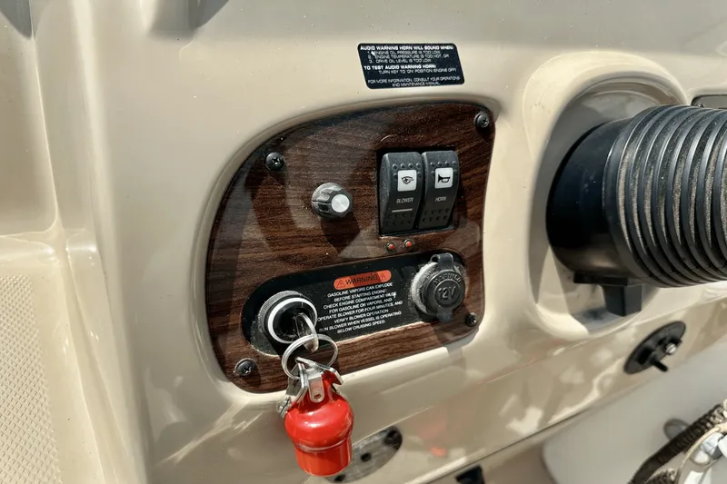 Slide: The Image of Chaparral 260 SIGNATURE 2005 - 47