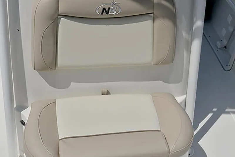 Slide: The Image of 2023 NauticStar 227 XTS boat seat with beige and white upholstery. - 15