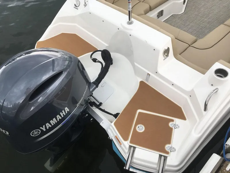 Slide: The Image of 2023 NauticStar 223DC Sport Deck with Yamaha outboard motor. - 22