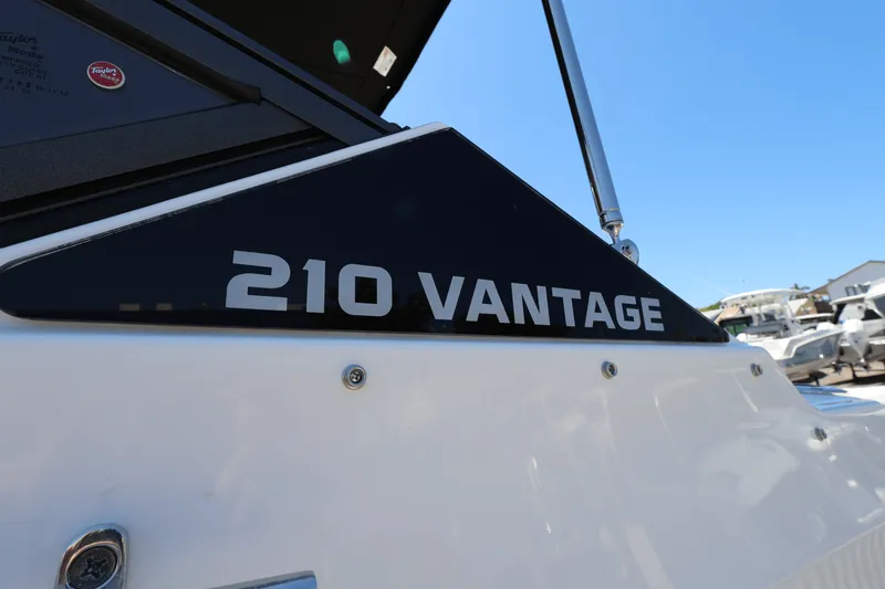 Slide: The Image of Boston Whaler 210 Vantage 2025 - 13