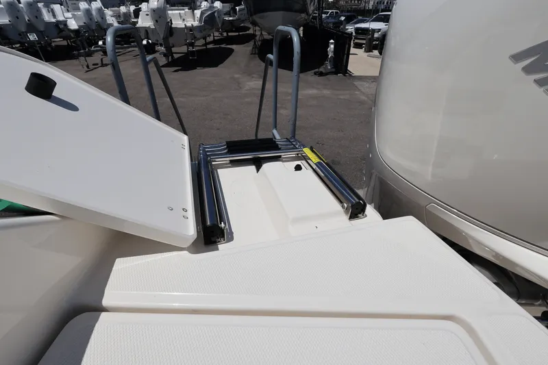 Slide: The Image of Boston Whaler 210 Vantage 2025 - 14