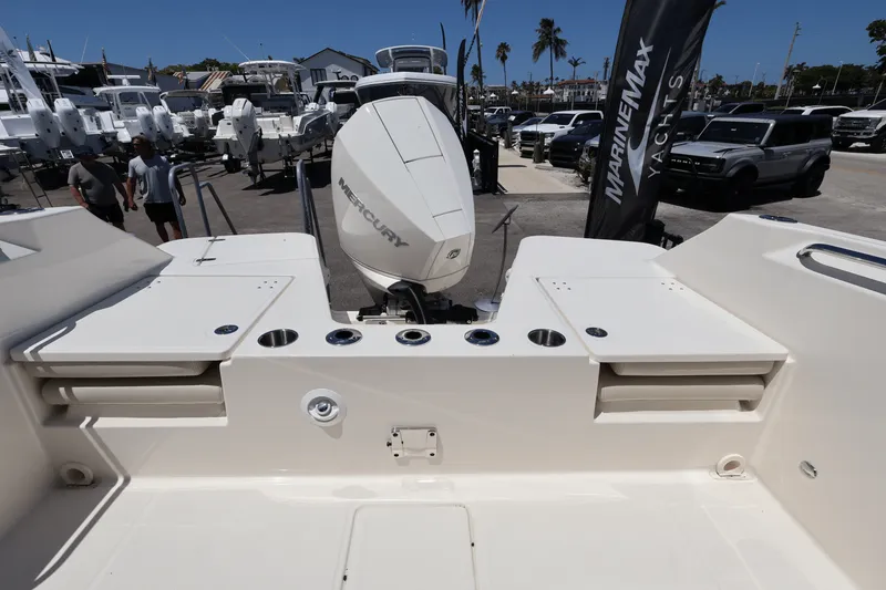 Slide: The Image of Boston Whaler 210 Vantage 2025 - 16