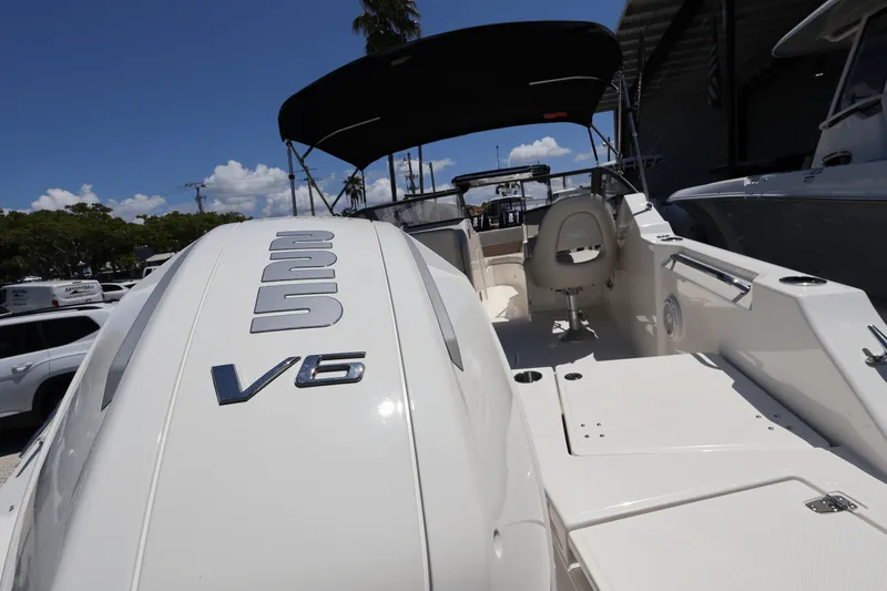 Slide: The Image of Boston Whaler 210 Vantage 2025 - 18