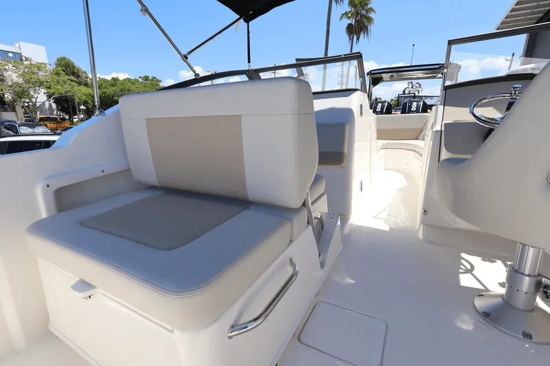 Slide: The Image of Boston Whaler 210 Vantage 2025 - 19