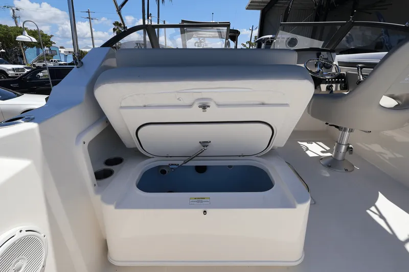Slide: The Image of Boston Whaler 210 Vantage 2025 - 20