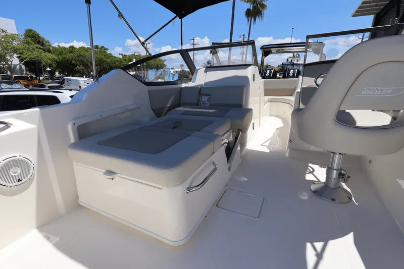 Slide: The Image of Boston Whaler 210 Vantage 2025 - 21