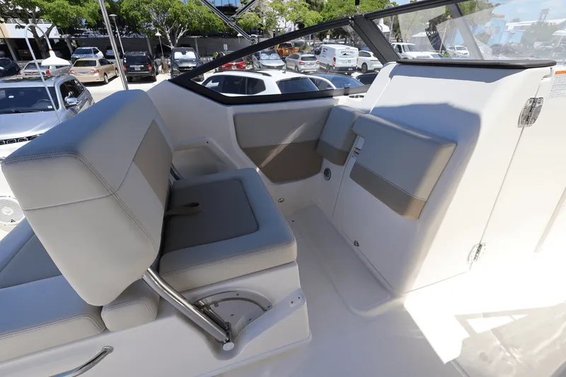 Slide: The Image of Boston Whaler 210 Vantage 2025 - 22