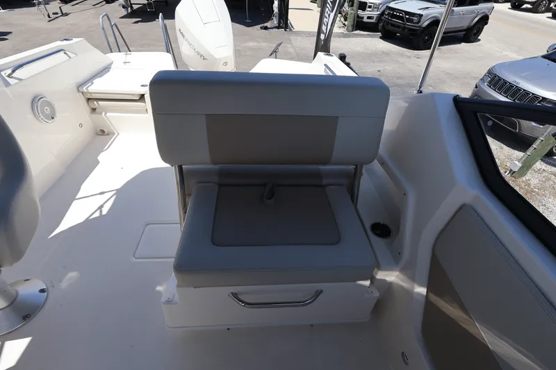 Slide: The Image of Boston Whaler 210 Vantage 2025 - 23