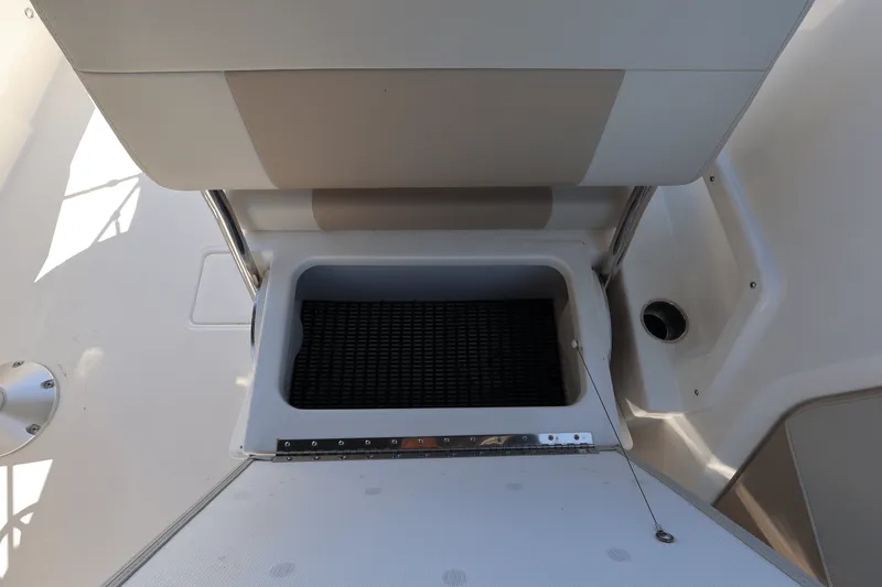 Slide: The Image of Boston Whaler 210 Vantage 2025 - 24