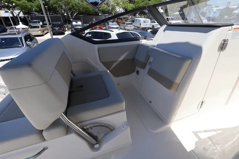 Slide: The Image of Boston Whaler 210 Vantage 2025 - 25