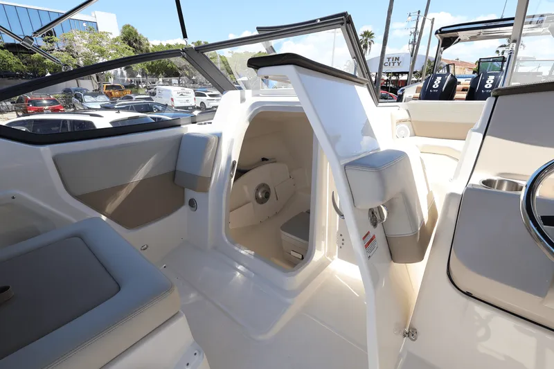Slide: The Image of Boston Whaler 210 Vantage 2025 - 26