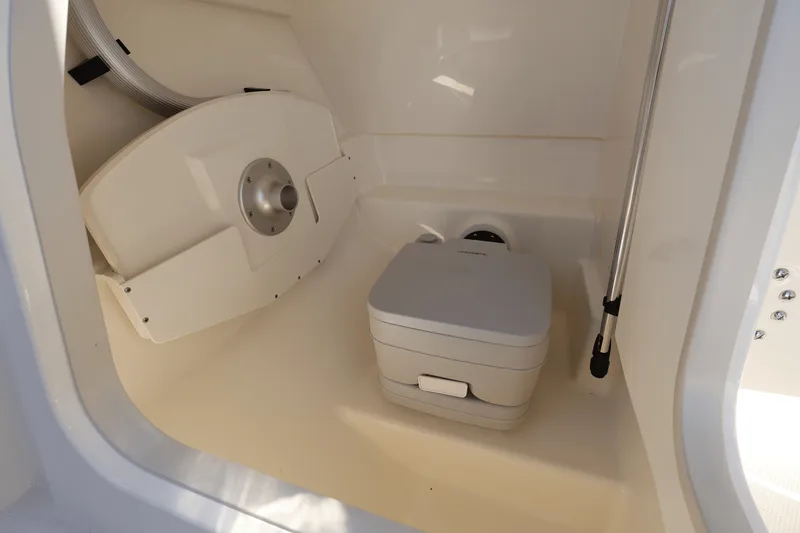 Slide: The Image of Boston Whaler 210 Vantage 2025 - 28