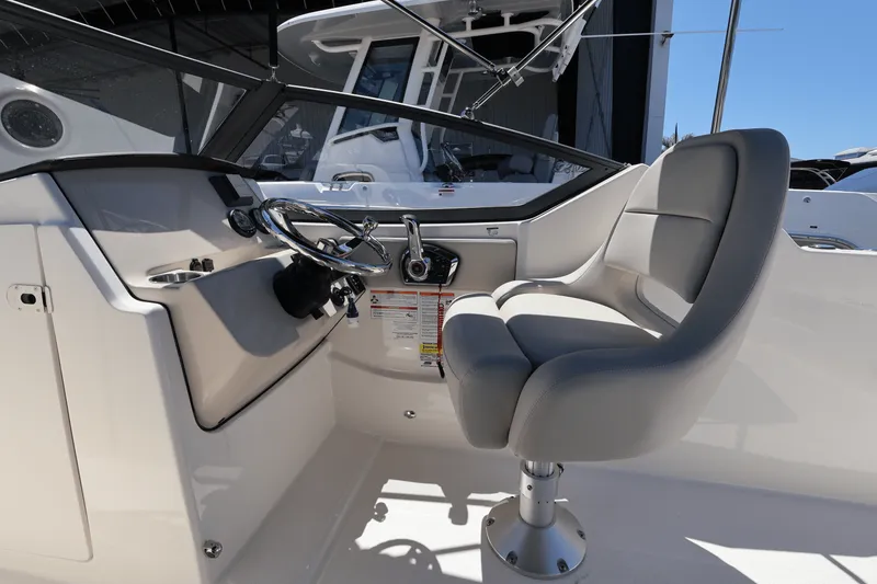 Slide: The Image of Boston Whaler 210 Vantage 2025 - 29