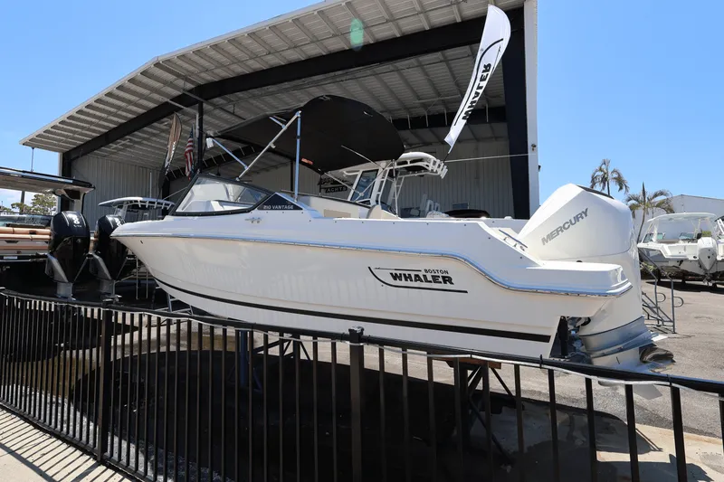 Slide: The Image of Boston Whaler 210 Vantage 2025 - 3