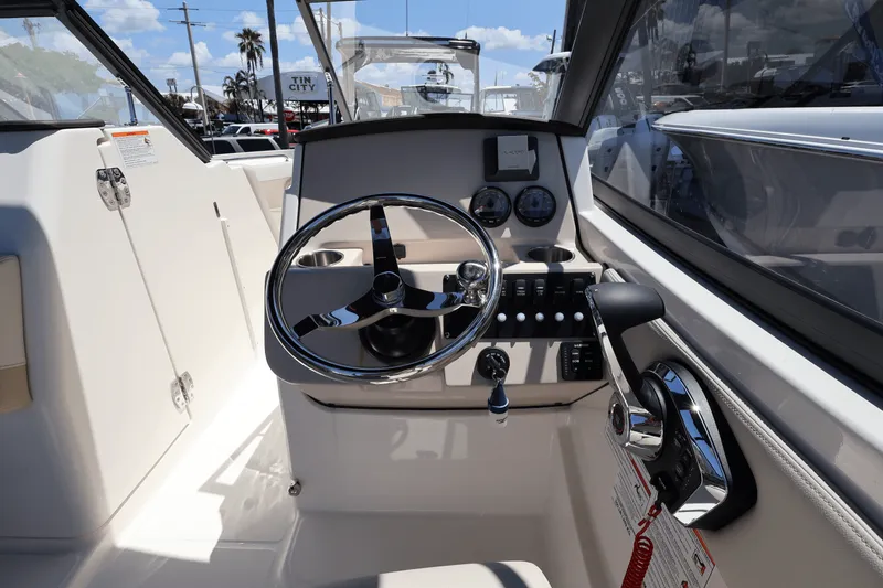 Slide: The Image of Boston Whaler 210 Vantage 2025 - 30