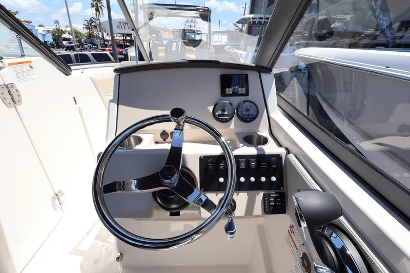 Slide: The Image of Boston Whaler 210 Vantage 2025 - 31