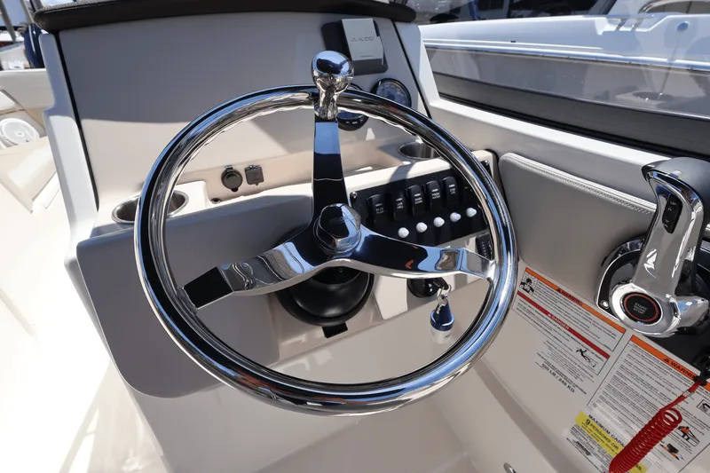 Slide: The Image of Boston Whaler 210 Vantage 2025 - 32